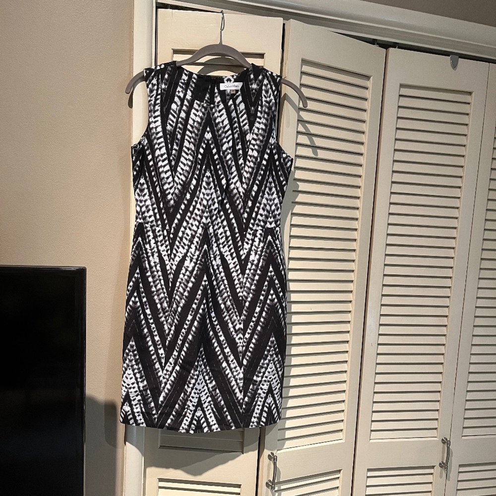 Calvin Klein black and white sleeveless sheath 4P